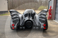 Inklusive funktionsfähigem Flammenwerfer: Mecum Auctions, Inc. in Walworth, Wisconsin versteigert eine Batmobile Replik aus dem 1989er Film von Tim Burton