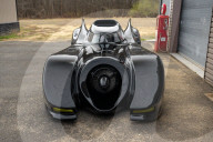 Inklusive funktionsfähigem Flammenwerfer: Mecum Auctions, Inc. in Walworth, Wisconsin versteigert eine Batmobile Replik aus dem 1989er Film von Tim Burton