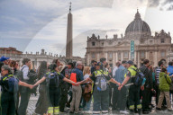 NEWS - Papst Franziskus gestorben: Pilger in der Warteschlange vor dem Petersdom