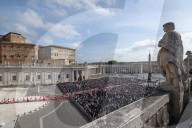 NEWS - Papst Franziskus gestorben: Petersplatz -  Überführung des Leichnams von Papst Franziskus in die Basilika