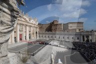 NEWS - Papst Franziskus gestorben: Petersplatz -  Überführung des Leichnams von Papst Franziskus in die Basilika