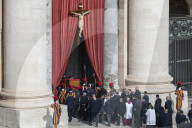 NEWS - Papst Franziskus gestorben: Petersplatz -  Überführung des Leichnams von Papst Franziskus in die Basilika