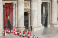 NEWS - Papst Franziskus gestorben: Petersplatz -  Überführung des Leichnams von Papst Franziskus in die Basilika