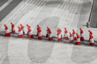 NEWS - Papst Franziskus gestorben: Petersplatz -  Überführung des Leichnams von Papst Franziskus in die Basilika