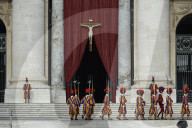 NEWS - Papst Franziskus gestorben: Petersplatz -  Überführung des Leichnams von Papst Franziskus in die Basilika
