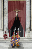NEWS - Papst Franziskus gestorben: Petersplatz -  Überführung des Leichnams von Papst Franziskus in die Basilika