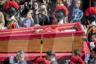 NEWS - Papst Franziskus gestorben: Petersplatz -  Überführung des Leichnams von Papst Franziskus in die Basilika