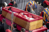 NEWS - Papst Franziskus gestorben: Petersplatz -  Überführung des Leichnams von Papst Franziskus in die Basilika