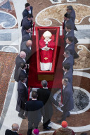 NEWS - Papst Franziskus gestorben: Petersplatz -  Überführung des Leichnams von Papst Franziskus in die Basilika
