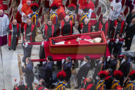 NEWS - Papst Franziskus gestorben: Petersplatz -  Überführung des Leichnams von Papst Franziskus in die Basilika
