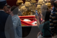 NEWS - Papst Franziskus gestorben: Gläubige huldigen Papst Franziskus im Petersdom in Rom