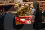 NEWS - Papst Franziskus gestorben: Gläubige huldigen Papst Franziskus im Petersdom in Rom