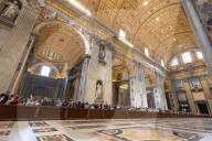 NEWS - Papst Franziskus gestorben: Gläubige huldigen Papst Franziskus im Petersdom in Rom