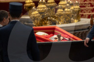 NEWS - Papst Franziskus gestorben: Gläubige huldigen Papst Franziskus im Petersdom in Rom