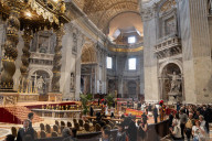 NEWS - Papst Franziskus gestorben: Gläubige huldigen Papst Franziskus im Petersdom in Rom