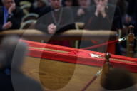 NEWS - Papst Franziskus gestorben: Gläubige huldigen Papst Franziskus im Petersdom in Rom