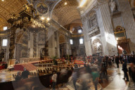 NEWS - Papst Franziskus gestorben: Gläubige huldigen Papst Franziskus im Petersdom in Rom