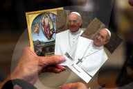 NEWS - Papst Franziskus gestorben: Gläubige huldigen Papst Franziskus im Petersdom in Rom