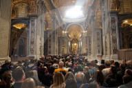 NEWS - Papst Franziskus gestorben: Gläubige huldigen Papst Franziskus im Petersdom in Rom