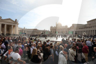 NEWS - Papst Franziskus gestorben: Gläubige huldigen Papst Franziskus im Petersdom in Rom