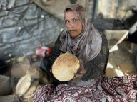 Gazans manufacture clay ovens for cooking