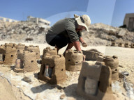 Gazans manufacture clay ovens for cooking