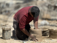 Gazans manufacture clay ovens for cooking
