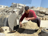 Gazans manufacture clay ovens for cooking
