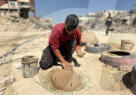 Gazans manufacture clay ovens for cooking