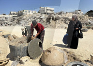Gazans manufacture clay ovens for cooking