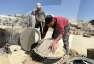 Gazans manufacture clay ovens for cooking