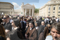 Crowds gather in last occasion to see Pope Francis lying in state 