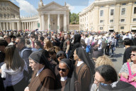 Crowds gather in last occasion to see Pope Francis lying in state 