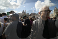 Crowds gather in last occasion to see Pope Francis lying in state 