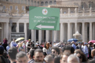 Crowds gather in last occasion to see Pope Francis lying in state 