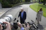 DC: President Trump and First Lady Melania Trump hold a White House departure
