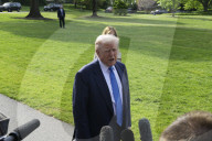 DC: President Trump and First Lady Melania Trump hold a White House departure