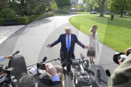 DC: President Trump and First Lady Melania Trump hold a White House departure