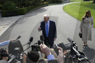DC: President Trump and First Lady Melania Trump hold a White House departure