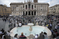Worshippers flock to burial church of Pope Fancis 