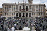 Worshippers flock to burial church of Pope Fancis 