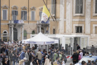 Worshippers flock to burial church of Pope Fancis 
