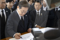 Lee Jae-myung, Democratic Party Presidential Candidate, Begins Campaign With Visit To National Cemetery