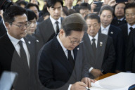 Lee Jae-myung, Democratic Party Presidential Candidate, Begins Campaign With Visit To National Cemetery