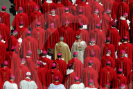 NEWS - Kardinäle in Rot während des Begräbnisses von Papst Franziskus auf dem Petersplatz