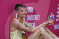 Fun runners and dinosaurs: London runs its marathon 2025