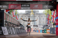 Fun runners and dinosaurs: London runs its marathon 2025