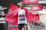 Fun runners and dinosaurs: London runs its marathon 2025