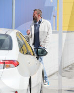 Ben Affleck kauft bei IKEA ein und bereitet sein neues Haus in Brentwood vor