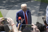 DC: President Trump hold a White House departure